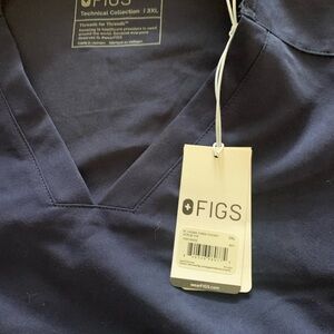 Figs 3x scrub top 3 pocket